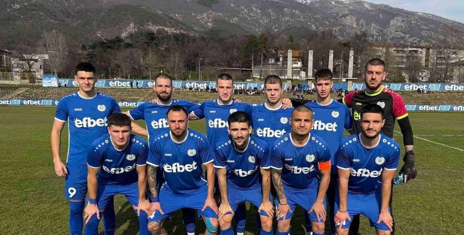 Левски (Карлово) посреща Загорец (Нова Загора) в среща от междинния 32-ри кръг на Югоизточната Трета лига. Двубоят е утре, 29-ти април, от 17:00 часа на стадион „Васил Левски“ в Карлово. Всички футболисти на „сините“ са на линия за предстоящата среща. Рангел Игнатов ще бъде в състава, след като пропусна гостуването в Пловдив срещу Спартак в неделя, спечелено от карловци с 3:1. Тимът се върна на победния път след едва един успех и три загуби в предходните четири срещи. Въпреки че почиваха само два дни, възпитаниците на Господин Мирчев са в отлично настроение и не се притесняват от факта, че Загорец игра още в петък. През есента Левски постигна победа в Нова Загора с 2:1.