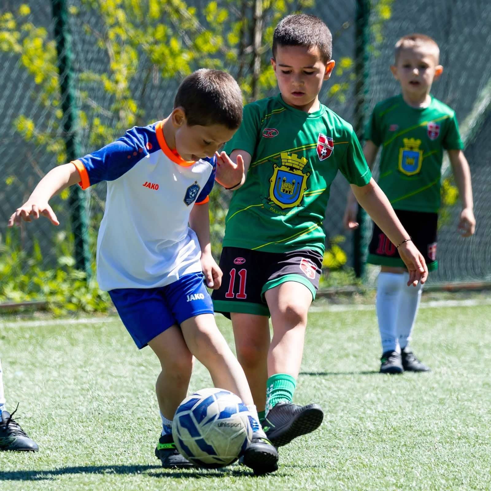 Резултати от мачовете на юношеските и детските формации Най-големите формации (2012/2013) срещнаха лидера във временното класиране — Арда Кърджали. Юношите бяха мотивирани и изиграха силен мач, но не реализираха положенията си и загубиха с 0:4. Децата, родени през 2013 г., изиграха оспорван двубой срещу Марица Милево, но останаха с поражение 2:3. Набор 2015, воден от Теодор Гишин, отстъпи с 1:6 на ФА Карлово. Децата от 2016 г., с треньор Валери Домовчийски, предложиха зрелищно градско дерби срещу ФК Секирово — срещата завърши 6:6 след добри изпълнения както в индивидуален, така и в отборен план. Набор 2017, воден от Йосиф Лесов, показа страхотен характер срещу Гигант Съединение — след изоставане с 0:3 децата се мобилизираха и стигнаха до равенство 4:4. Децата от 2018 г., с треньор Пламен Марин, участваха в истинска головa фиеста срещу Скутаре, но отстъпиха с 8:9. Набор 2019 г., воден от Йосиф Стрехин, се срещна със Шипка Старс (2018 г.) и загуби с 6:10. Момичетата премериха сили с Ботев Пловдив и отстъпиха с 1:5. Горе главата, деца! Това не са загуби, а уроци. Продължаваме напред с нови сили през новата седмица!