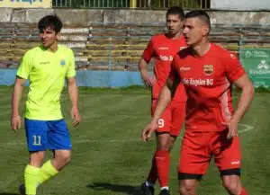 Марица (Милево) приема Спартак (Пловдив) в междинния 32-и кръг Марица (Милево) е домакин на Спартак (Пловдив) в среща от междинния 32-ри кръг на Югоизточната Трета лига. Началният час на двубоя е 18:00 – с един час по-късно в сравнение с повечето мачове в програмата за деня. Отборът от Милево е в много добра форма, след като регистрира две поредни победи срещу тимовете, заемащи лидерски позиции във временното класиране. Първо Марица стигна до успех с 1:0 над ОФК Несебър, а в последния кръг разгроми като гост Марица (Пловдив) с 3:0. "Пореден труден мач срещу много солиден съперник. Нашата цел е да победим и да продължим добрата си серия. Вече няколко пъти казах, че ние сме добре подготвени да играем цикъл сряда-събота и както виждате, това слава богу засега не се отразява. Надявам се така да продължим до края на сезона", коментира старши треньорът Иван Кочев пред официалния сайт на Марица Милево. Треньорският щаб отново планира да направи ротации в състава заради натоварената програма на отбора. Освен участието в първенството, Марица (Милево) си осигури място на финала за Купата на Аматьорската футболна лига, където на 13 май ще се изправи срещу Ботев (Ихтиман).