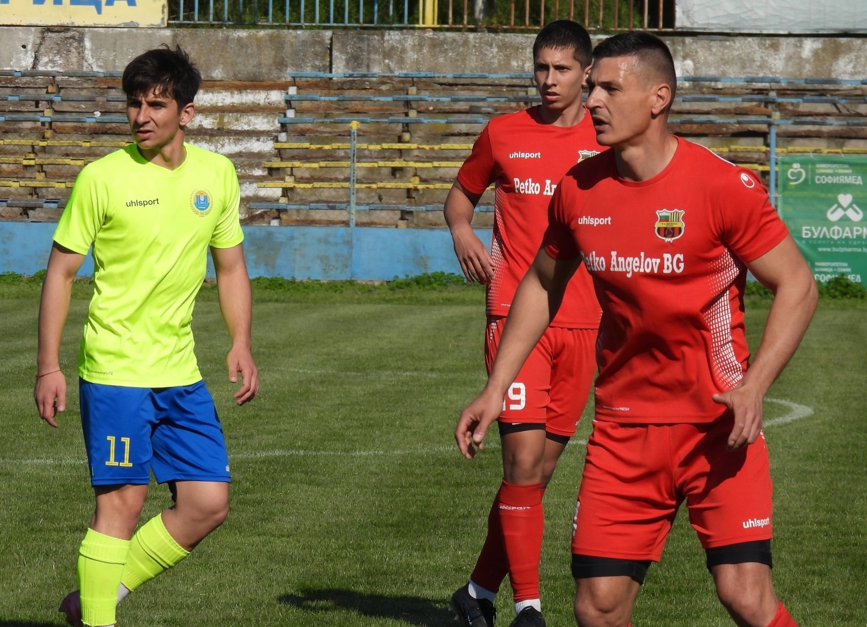 Марица (Милево) приема Спартак (Пловдив) в междинния 32-и кръг Марица (Милево) е домакин на Спартак (Пловдив) в среща от междинния 32-ри кръг на Югоизточната Трета лига. Началният час на двубоя е 18:00 – с един час по-късно в сравнение с повечето мачове в програмата за деня. Отборът от Милево е в много добра форма, след като регистрира две поредни победи срещу тимовете, заемащи лидерски позиции във временното класиране. Първо Марица стигна до успех с 1:0 над ОФК Несебър, а в последния кръг разгроми като гост Марица (Пловдив) с 3:0. "Пореден труден мач срещу много солиден съперник. Нашата цел е да победим и да продължим добрата си серия. Вече няколко пъти казах, че ние сме добре подготвени да играем цикъл сряда-събота и както виждате, това слава богу засега не се отразява. Надявам се така да продължим до края на сезона", коментира старши треньорът Иван Кочев пред официалния сайт на Марица Милево. Треньорският щаб отново планира да направи ротации в състава заради натоварената програма на отбора. Освен участието в първенството, Марица (Милево) си осигури място на финала за Купата на Аматьорската футболна лига, където на 13 май ще се изправи срещу Ботев (Ихтиман).