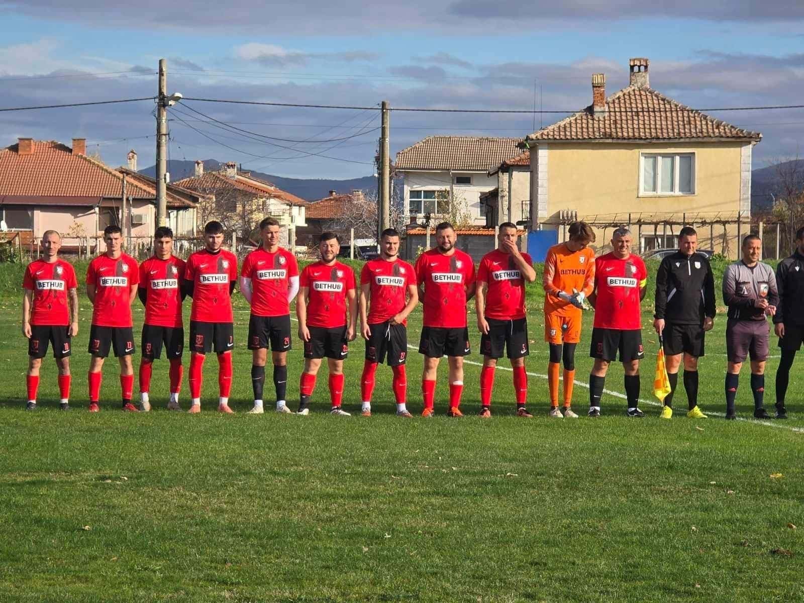 Атлетик (Куклен) посреща лидера ОФК Несебър в междинния 32 кръг Атлетик (Куклен) ще бъде домакин на лидера в Югоизточната Трета лига - ОФК Несебър, в междинния 32-ри кръг. Двубоят е в сряда в Куклен от 17:00 часа. Домакините идват в добра серия от три поредни мача без загуба. Последните им резултати са: Атлетик (Куклен) - Гигант Съединение 3:2 Ямбол - Атлетик (Куклен) 1:1 Розова долина - Атлетик (Куклен) 2:4 Елате отново да подкрепим нашите момчета, защото имат нужда от Вас. Всеки мач заедно ни прави още по-силни!