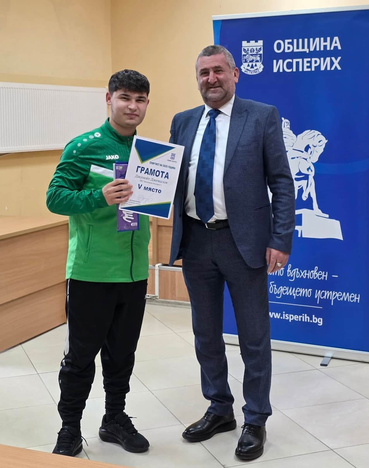 Петима юноши бяха включени в първия отбор за последния мач срещу Септември (Тервел). Старши треньорът Николай Кънчев даде шанс на Джунейт Джемалов, Тургай Фикри (резервен вратар), Елиян Александров, Габриел Русев и Олджай Осман, които заслужиха добра оценка за представянето си. "Момчетата се стараят, показаха огромно желание и хъс в този двубой. Това е пътят, ако искат да напредват в мъжкия футбол. Да трупат опит в такива мачове", коментира наставникът на Бенковски (Исперих). Николай Кънчев не можеше да разчита на Янчо Андреев, Златин Станков, Петър Иванов, Марин Петков, който е с пукната кост на ръката, и на Серги Кешкерян. На снимката: Джунейт Джемалов бе титуляр срещу Септември (Тервел)