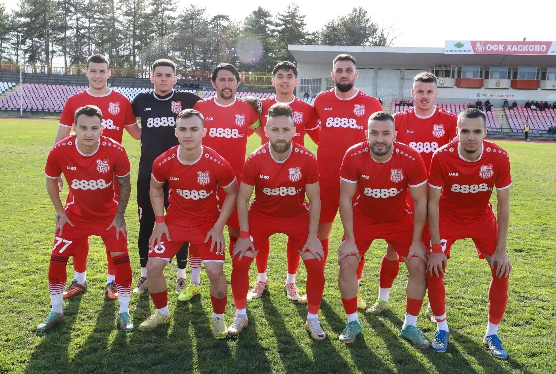 ОФК Хасково победи дублиращия отбор на Локомотив (Пловдив) с 1:0 ОФК Хасково надделя над дублиращия отбор на Локомотив (Пловдив) в първото си домакинство тази седмица. „Червените“ спечелиха с минималното 1:0 в двубоя от междинния 32-ри кръг на Югоизточната Трета лига. Единственият гол падна в края на първото полувреме – след центриране от корнер Владислав Узунов отклони топката, а непокритият на далечната греда Бейсим Бейсим я изпрати в опразнената от „смърфовете“ врата. През по-голямата част от срещата двубоят беше равностоен. Хасковлии пропуснаха още възможности, предимно при статични положения, а вратарят Георги Милев се отличи с няколко добри намеси и беше избран да застане под рамката днес. Тимът записа втора поредна и общо четвърта домакинска победа в последните си шест мача в Хасково, в които има и две равенства. Освен това възпитаниците на Живко Желев продължиха серията си без поражение до шест двубоя и запазиха четвърта поредна суха мрежа. В събота, 2 май, ОФК Хасково приема ФК Ямбол в среща от 33-ия кръг на шампионата. Двубоят започва в 18:00 часа и отново ще се играе на стадион „Хасково“.