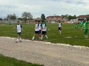 Секирово и Нефтохимик не се победиха — 0:0 в междинния кръг ФК Секирово (Раковски) завърши 0:0 при домакинството си на Нефтохимик (Бургас) в мач от междинния 32-ри кръг на Югоизточната Трета лига. В първото полувреме видяхме няколко добри спасявания на играча на мача срещу Димитровград, Йордан Костадинов, едно от които беше решително. Най-добрият шанс през първите 45 минути дойде около 60 секунди преди почивката и бе за „секирите“ — ударът на Йосиф Табаков беше добре насочен, но отразен. След почивката домакините започнаха по-силно и пропуснаха няколко отлични възможности, включително и дузпа. В 53-ата минута четирима играчи в зелено се озоваха срещу двама в бяло, но не успяха да завършат комбинацията. Малко след това Табаков стреля, но след рикошет топката не намери рамката на вратата. В 56-ата минута „секирите“ получиха дузпа за нарушение срещу Цецо Главчев. Йосиф Табаков пое изпълнението, но вратарят Владислав Величков спаси удара, а защитник на гостите изчисти в корнер. В 61-ата минута Йордан Костадинов отново показа добър рефлекс и опази вратата си. Домакините имаха поредица силни минути и отново създадоха опасност. В 69-ата минута Запрян Запрянов преодоля опонент в наказателното поле и центрира към Тони Лесов, който остана под топката — тя достигна непокрития на далечната греда Цецо Главчев, но от много близко разстояние той не успя да уцели вратата. В следващия си мач от 33-ия кръг Секирово гостува на Локомотив II (Пловдив). Срещата е в събота, 2 май, от 18:00 часа.