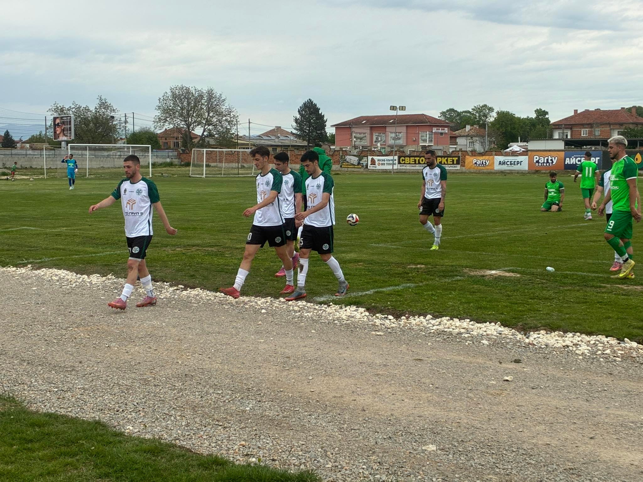 Секирово и Нефтохимик не се победиха — 0:0 в междинния кръг ФК Секирово (Раковски) завърши 0:0 при домакинството си на Нефтохимик (Бургас) в мач от междинния 32-ри кръг на Югоизточната Трета лига. В първото полувреме видяхме няколко добри спасявания на играча на мача срещу Димитровград, Йордан Костадинов, едно от които беше решително. Най-добрият шанс през първите 45 минути дойде около 60 секунди преди почивката и бе за „секирите“ — ударът на Йосиф Табаков беше добре насочен, но отразен. След почивката домакините започнаха по-силно и пропуснаха няколко отлични възможности, включително и дузпа. В 53-ата минута четирима играчи в зелено се озоваха срещу двама в бяло, но не успяха да завършат комбинацията. Малко след това Табаков стреля, но след рикошет топката не намери рамката на вратата. В 56-ата минута „секирите“ получиха дузпа за нарушение срещу Цецо Главчев. Йосиф Табаков пое изпълнението, но вратарят Владислав Величков спаси удара, а защитник на гостите изчисти в корнер. В 61-ата минута Йордан Костадинов отново показа добър рефлекс и опази вратата си. Домакините имаха поредица силни минути и отново създадоха опасност. В 69-ата минута Запрян Запрянов преодоля опонент в наказателното поле и центрира към Тони Лесов, който остана под топката — тя достигна непокрития на далечната греда Цецо Главчев, но от много близко разстояние той не успя да уцели вратата. В следващия си мач от 33-ия кръг Секирово гостува на Локомотив II (Пловдив). Срещата е в събота, 2 май, от 18:00 часа.