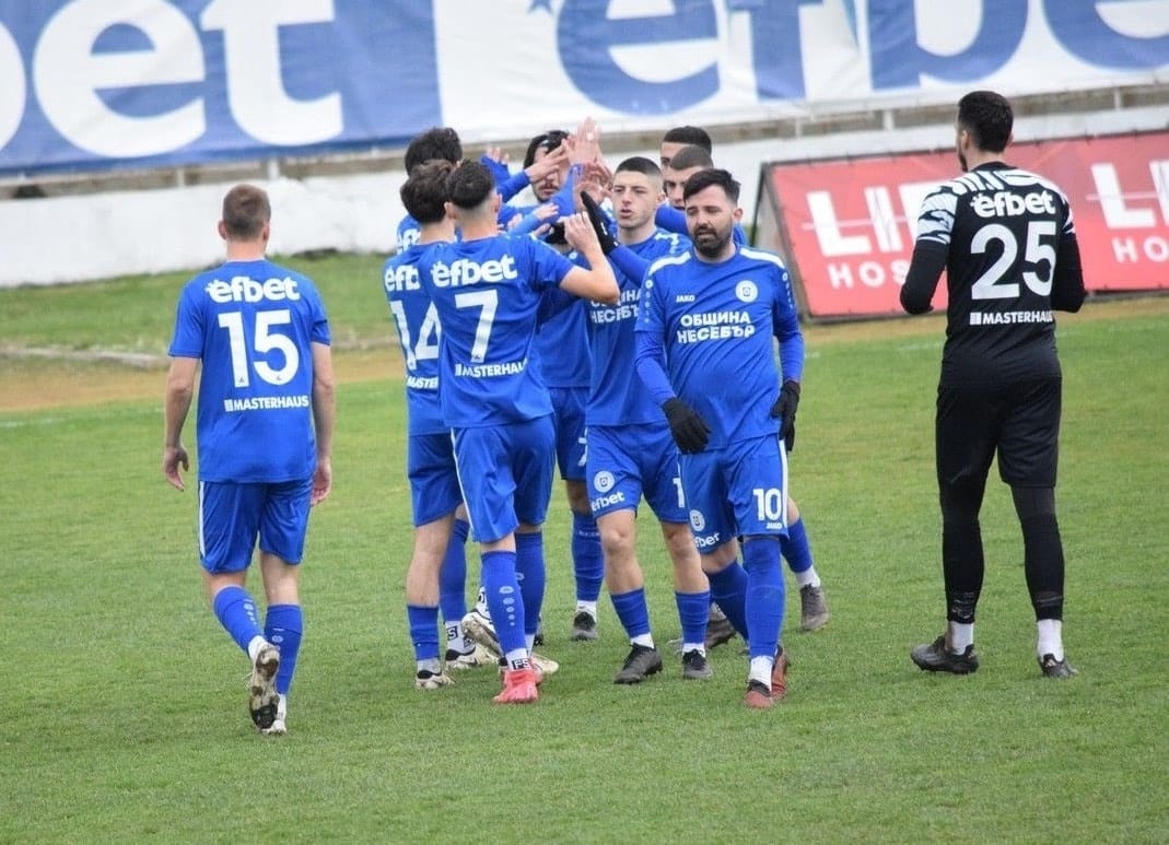 ОФК Несебър победи Атлетик (Куклен) с 1:0 ОФК Несебър постигна гостуваща победа с 1:0 над Атлетик (Куклен) в междинния 32-ри кръг на Югоизточната Трета лига. Единственият гол в мача бе отбелязан от Иван Колев в 36-ата минута. Гостите имаха възможност да спечелят по-убедително, но през второто полувреме пропуснаха два пъти от бялата точка. Пропуските направиха Иван Колев и Никола Гелин. ОФК Несебър вече има аванс от 5 точки пред Марица (Пловдив), който завърши 1:1 срещу Гигант (Съединение).