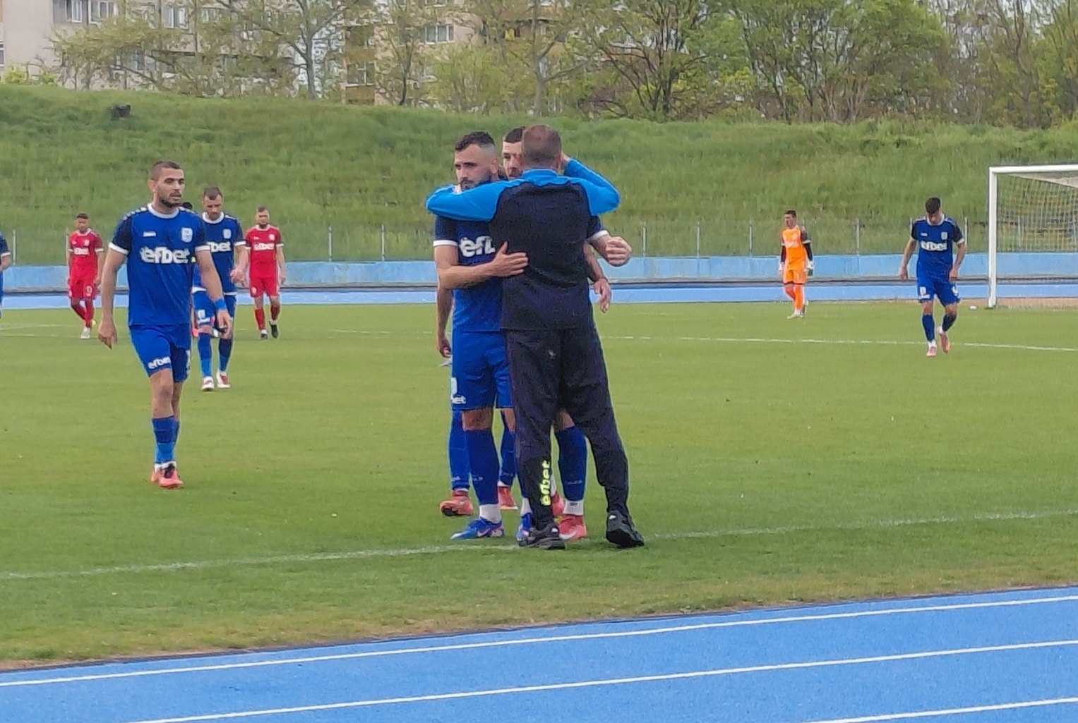 ФК Ямбол победи Розова долина (Казанлък) с 3:1 ФК Ямбол надви Розова долина (Казанлък) с 3:1 в мач от междинния 32-ри кръг на Югоизточната Трета лига. Резултатът бе оформен още преди почивката — до 3:0 стигнаха ямболии след две попадения на капитана Иван Тошев и едно на Станислав Вълчев. Втората част донесе почетно попадение за гостите и фиксира крайното 3:1. Старши треньорът Николай Жечев извърши две промени в стартовия състав спрямо предходния мач с дубъла на Локомотив (Пловдив). На вратата се върна Венцислав Янков, който замени Даниел Амбарцумян, а в атаката титуляр беше Териан Серкенджиев вместо Мирослав Иванов. След изиграването на срещите от кръга ФК Ямбол заема самостоятелно 3-то място с 55 точки от 30 мача. Същия актив има и Левски (Карлово), но ямболии са с предимство в преките двубои след две победи (5:0 и 2:0). Нефтохимик е пети с 53 точки, след като направи равенство при визитата си в Секирово. Следващият мач на ФК Ямбол е на 2 май — гостуване на ОФК Хасково.