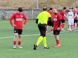 Атлетик (Куклен) загуби с 0:1 от водача ОФК Несебър Атлетик (Куклен) допусна минимална загуба с 0:1 като домакин срещу лидера в Югоизточната Трета лига ОФК Несебър в междинния 32-ри кръг на шампионата. Така „баските“ от Куклен прекъснаха серията си от три мача без поражение, в които записаха две победи срещу Гигант (Съединение) и Розова долина (Казанлък), както и точка при визитата си на ФК Ямбол. Единственото попадение в срещата падна в 36-ата минута, когато Иван Колев даде преднина на гостите от Несебър. През втората част домакините опитаха да натиснат и да стигнат до изравняване, но не успяха да реализират. ОФК Несебър пропусна и две дузпи — изпуснаха ги голмайсторът Иван Колев и Никола Гелин. Следващият мач за Атлетик (Куклен) е гостуване на Марица (Пловдив) на 2 май от 18:00 часа.