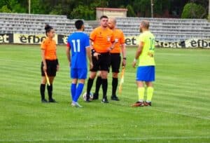 Гигант (Съединение) 1:1 Марица (Пловдив) — реми в междинния 32. кръг на Югоизточната Трета лига Гигант (Съединение) завърши наравно 1:1 с Марица (Пловдив) в мач от междинния 32. кръг на Югоизточната Трета лига. Домакините показаха, че въпреки сериозните кадрови проблеми, могат да се противопоставят на лидерите в класирането. Мачът премина и с драматични моменти около вратарските проблеми в двата тима. Титулярният страж Мартин Димитров получи проблем с едното око и не можа да остане под рамката. Георги Киров стъпи върху пирон, но след геройско стискане на зъби и превързване на крака, той излезе в стартовия състав и помогна на отбора. Още във втората минута Аурел Мусай откри резултата след точно изпълнена дузпа. Гостите от Пловдив опитаха да върнат попадението, но защитата на Гигант се справи с две поредни атаки. В 39-ата минута след леко неразбирателство между вратаря и защитата, Веселин Марчев с глава възстанови равенството. Гигант остана по-активният отбор през целия мач — Венци Белчев уцели греда. През второто полувреме и двата тима имаха ситуации, като една от най-опасните бе за домакините, но стражът Петър Начев се намеси пет минути преди края и фиксира крайния резултат 1:1.