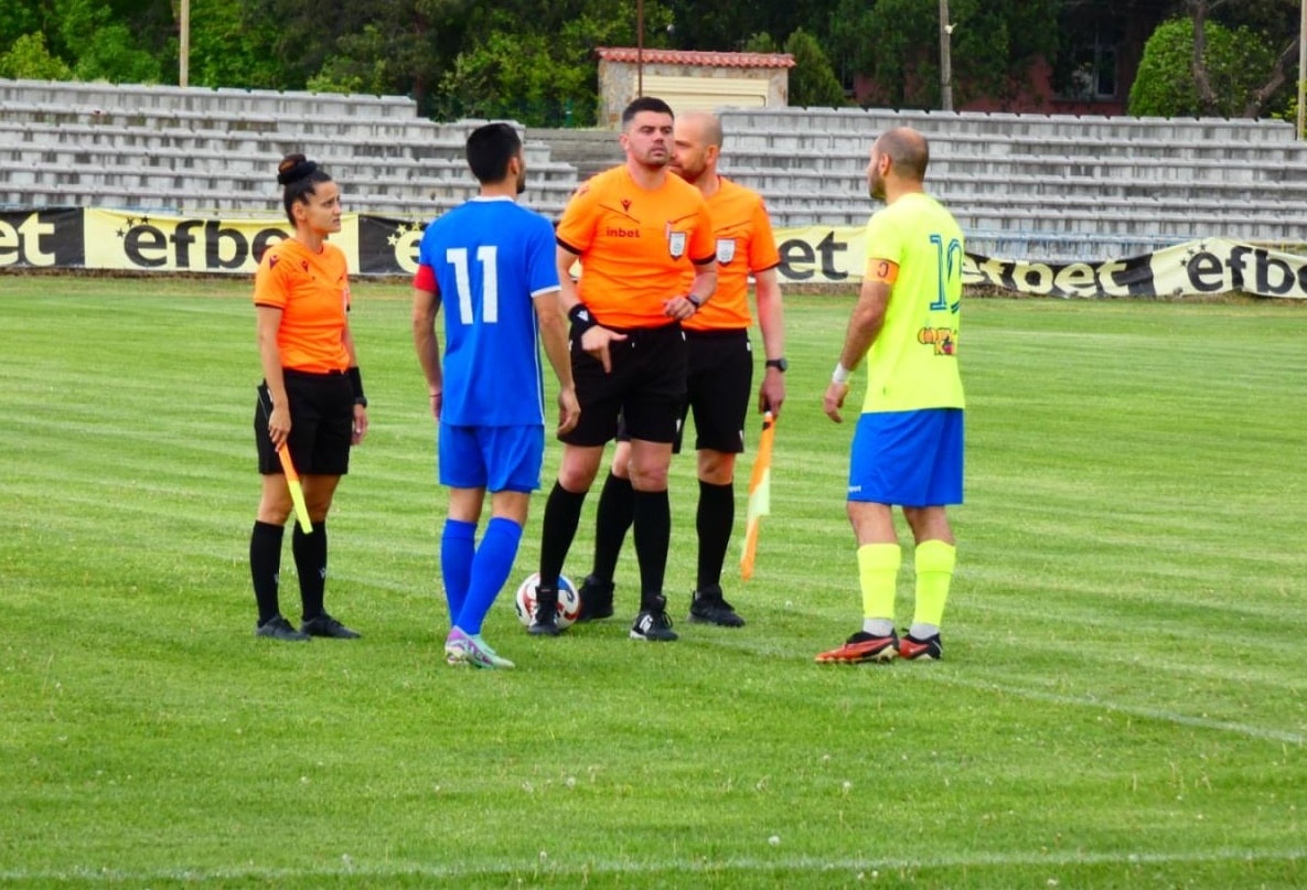 Гигант (Съединение) 1:1 Марица (Пловдив) — реми в междинния 32. кръг на Югоизточната Трета лига Гигант (Съединение) завърши наравно 1:1 с Марица (Пловдив) в мач от междинния 32. кръг на Югоизточната Трета лига. Домакините показаха, че въпреки сериозните кадрови проблеми, могат да се противопоставят на лидерите в класирането. Мачът премина и с драматични моменти около вратарските проблеми в двата тима. Титулярният страж Мартин Димитров получи проблем с едното око и не можа да остане под рамката. Георги Киров стъпи върху пирон, но след геройско стискане на зъби и превързване на крака, той излезе в стартовия състав и помогна на отбора. Още във втората минута Аурел Мусай откри резултата след точно изпълнена дузпа. Гостите от Пловдив опитаха да върнат попадението, но защитата на Гигант се справи с две поредни атаки. В 39-ата минута след леко неразбирателство между вратаря и защитата, Веселин Марчев с глава възстанови равенството. Гигант остана по-активният отбор през целия мач — Венци Белчев уцели греда. През второто полувреме и двата тима имаха ситуации, като една от най-опасните бе за домакините, но стражът Петър Начев се намеси пет минути преди края и фиксира крайния резултат 1:1.