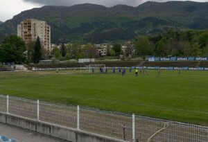 Левски (Карлово) победи Загорец (Нова Загора) с 5:2 Левски (Карлово) спечели с 5:2 срещу Загорец (Нова Загора) в домакинството си от междинния 32-ри кръг на Югоизточната Трета лига. Домакините започнаха колебливо и допуснаха откриващ гол в 12-ата минута, дело на Севдалин Юлиянов. След това „сините“ се вдигнаха и изравниха чрез Милен Танев в 18-ата минута. В 32-ата минута Левски получи дузпа, която Рангел Игнатов превърна в гол за пълен обрат. В началото на второто полувреме карловци реализираха втора дузпа, а отново Рангел Игнатов беше точен за 3:1. Гостите от Нова Загора намалиха чрез Пламен Иванов, но в 67-ата минута Теодор Георгиев отново увеличи преднината на Левски на два гола. Крайното 5:2 оформи Свилен Щерев в 75-ата минута. С този успех Левски (Карлово) вече има 55 точки и се изкачи до четвъртото място, с равен актив на точки с третия ФК Ямбол. В следващия си двубой тимът гостува на последния в класирането Асеновец (Асеновград).