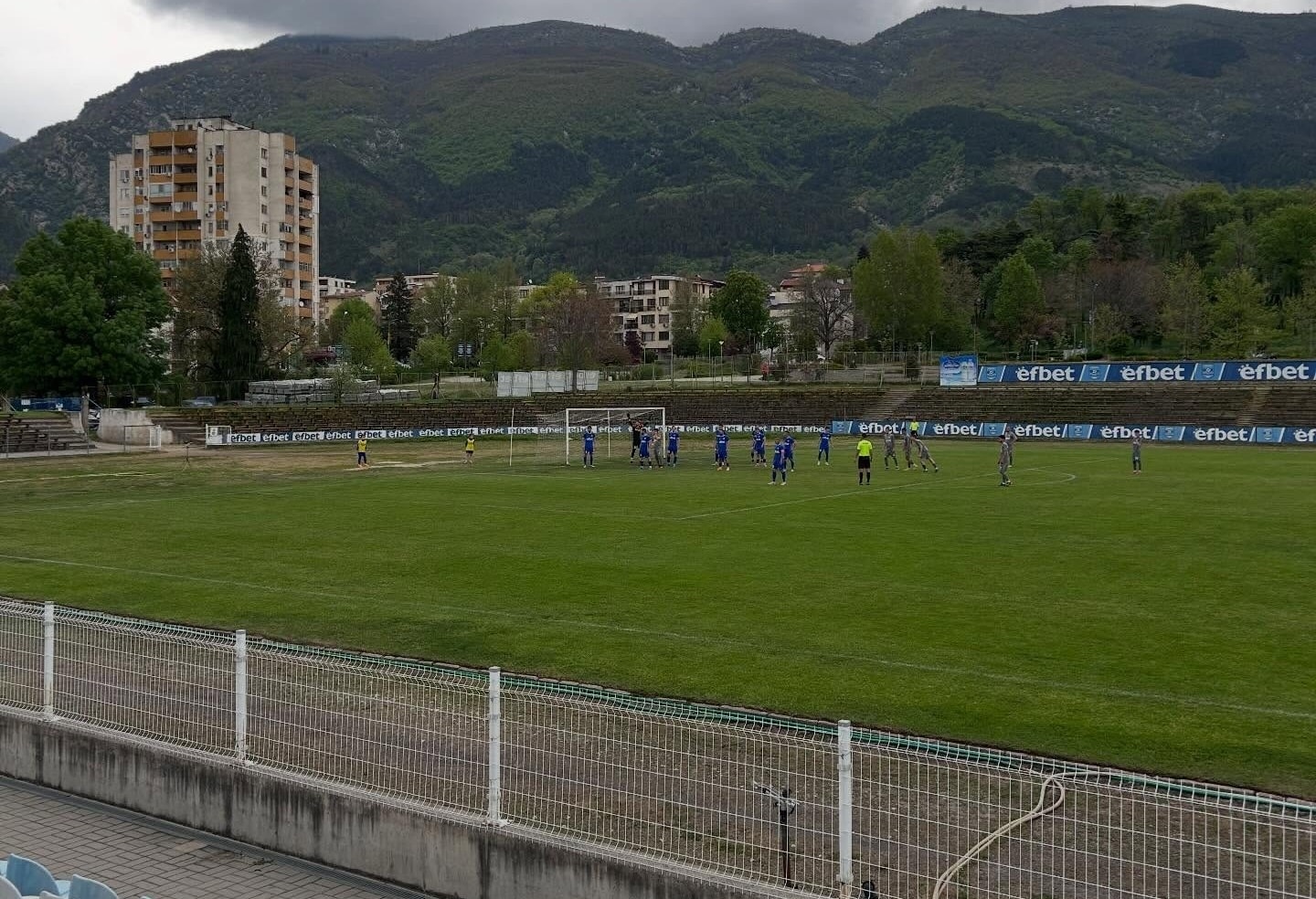 Левски (Карлово) победи Загорец (Нова Загора) с 5:2 Левски (Карлово) спечели с 5:2 срещу Загорец (Нова Загора) в домакинството си от междинния 32-ри кръг на Югоизточната Трета лига. Домакините започнаха колебливо и допуснаха откриващ гол в 12-ата минута, дело на Севдалин Юлиянов. След това „сините“ се вдигнаха и изравниха чрез Милен Танев в 18-ата минута. В 32-ата минута Левски получи дузпа, която Рангел Игнатов превърна в гол за пълен обрат. В началото на второто полувреме карловци реализираха втора дузпа, а отново Рангел Игнатов беше точен за 3:1. Гостите от Нова Загора намалиха чрез Пламен Иванов, но в 67-ата минута Теодор Георгиев отново увеличи преднината на Левски на два гола. Крайното 5:2 оформи Свилен Щерев в 75-ата минута. С този успех Левски (Карлово) вече има 55 точки и се изкачи до четвъртото място, с равен актив на точки с третия ФК Ямбол. В следващия си двубой тимът гостува на последния в класирането Асеновец (Асеновград).