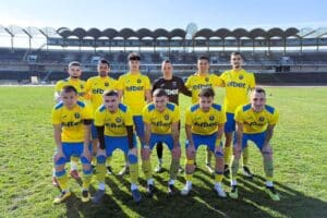 ФК Димитровград загуби с 0:1 от СФК Раковски ФК Димитровград допусна минимално поражение с 0:1 при гостуването си на СФК Раковски в междинния 32-ри кръг на Югоизточната Трета лига. Домакините имаха три абсолютно чисти положения, които не успяха да реализират, въпреки че отборът добре осъзнаваше колко важен беше този мач. След загубата авансът на димитровградчани пред зоната на изпадащите се сви до едва 7 точки, като в преките двубои с изкачилия се на 18-ото място тим на Раковски тимът отстъпва. В следващия си мач „жълто-сините“ под ръководството на Тодор Манев ще трябва да докажат, че не заслужават да треперят за оставането си в групата — ФК Димитровград приема Созопол.