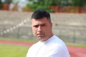 ОФК Хасково победи Локомотив II (Пловдив) с 1:0, Желев притеснява натоварения график Старши треньорът на ОФК Хасково Живко Желев изрази тревога от това, че отборът често трябва да играе по два мача седмично и ще се сблъсква с този режим многократно през пролетния дял на сезона. Въпреки напрежението Хасково записа победа с 1:0 срещу младия тим на Локомотив II (Пловдив). „Поздравявам отбора на Локомотив, показаха, че са добър отбор. Просто младостта и неопитността им пречи в някои мачове. Успяхме да ги излъжем. За нас наистина е трудно да играем в цикъл сряда-събота и това се доказва за пореден път и го знаем това нещо. Особено днес играхме срещу млади момчета, които физически са бързи и подготвени и се видя, че е трудно. Поздравявам и нашите момчета за проявения характер. Имаше 2-3 опасности пред нашата врата, които ние сами си създадохме, за съжаление. Като цяло във фаза защита сме си свършили работата“, заяви Желев след поредния успех на неговия тим този сезон.