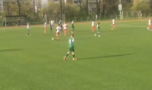 Родопа победи Асеновец (Асеновград) с 4:0 в мач от 32-ия кръг на Югоизточната Трета лига Родопа надделя убедително над Асеновец (Асеновград) с 4:0 в среща от 32-ия кръг на Югоизточната Трета лига, играна в Смолян. Домакините водеха с 2:0 на полувремето и втората част донесе още две попадения за крайното 4:0. Първите около 15 минути преминаха при проливен дъжд и тежки метеорологични условия, но това не попречи на Родопа да доминира мача. Два гола реализира Денис Кехайов, а по едно попадение добавиха Антон Белюков и резервата Венци Камбошев. В 12-ата минута Михаел Кисьов удари гредата с плътен удар от наказателното поле, насочен зад вратаря Димитър Костов. В 20-ата минута Денис Кехайов откри резултата за Родопа — 1:0. В 39-ата Антон Белюков засече около точката за дузпа и с шпагат направи резултата 2:0. В 63-ата Кехайов се разписа за втори път и направи резултата класическото 3:0, а влезлият като резерва Венци Камбошев оформи крайното 4:0 с далечен удар, след като видя, че вратарят на гостите е излязъл напред.