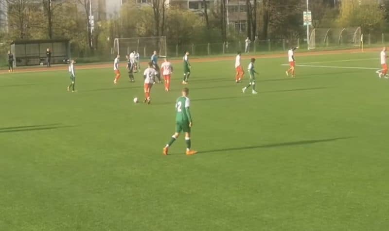 Родопа победи Асеновец (Асеновград) с 4:0 в мач от 32-ия кръг на Югоизточната Трета лига Родопа надделя убедително над Асеновец (Асеновград) с 4:0 в среща от 32-ия кръг на Югоизточната Трета лига, играна в Смолян. Домакините водеха с 2:0 на полувремето и втората част донесе още две попадения за крайното 4:0. Първите около 15 минути преминаха при проливен дъжд и тежки метеорологични условия, но това не попречи на Родопа да доминира мача. Два гола реализира Денис Кехайов, а по едно попадение добавиха Антон Белюков и резервата Венци Камбошев. В 12-ата минута Михаел Кисьов удари гредата с плътен удар от наказателното поле, насочен зад вратаря Димитър Костов. В 20-ата минута Денис Кехайов откри резултата за Родопа — 1:0. В 39-ата Антон Белюков засече около точката за дузпа и с шпагат направи резултата 2:0. В 63-ата Кехайов се разписа за втори път и направи резултата класическото 3:0, а влезлият като резерва Венци Камбошев оформи крайното 4:0 с далечен удар, след като видя, че вратарят на гостите е излязъл напред.