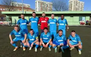 Пирин (Разлог) гостува на Пирин (Гоце Делчев) в сблъсък от ХХХ кръг на Югозападната Трета лига. Двубоят ще се играе в събота, 2-ри май, от 18 часа. „Сините“ се върнаха на победния път, след като спечелиха с 2:0 срещу Ботев (Ихтиман) в последния си мач в Разлог. Това бе трети успех за тима в последните четири срещи. Любопитно е, че в последните осем двубоя Пирин има по четири победи и четири загуби, като при всяка от победите си тимът не допусна гол. В първата среща с Пирин (Гоце Делчев) обаче отборът получи три попадения, но въпреки това победи с 4:3 у дома. Лошата новина за треньора Христо Джоджов и щаба му е, че двама играчи ще пропуснат предстоящия мач. Евгени Гроздин и Александър Виденов получиха петите си жълти картони в последния мач и няма да са на разположение.