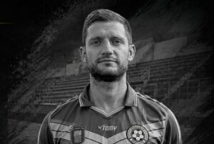 Устрем (Дончево) приема Доростол Силистра в мач, отбелязан от трагедия Устрем (Дончево) ще домакинства на Доростол Силистра в среща от 29-ия кръг на Североизточната Трета лига. Двубоят е в събота, 2 май, от 17:00 часа на изкуствения терен на стадион „Дружба“ в Добрич. Мачът ще бъде помрачен от тъжната вест, съобщена преди два дни. На 28 април почина бившият футболист на Устрем Васко Боев. Той беше част от „зелените“ от 2021 г. и игра до получаването на още една тежка травма, която го принуди да прекрати състезателната си кариера. Играчите и ръководството на клуба ще отдадат почит към паметта на Васко по време на предстоящия двубой, въпреки че имаше обмисляна възможност мачът да бъде отложен. „Мислех дори да отложим мача, но момчетата казаха, че ще го играят заради Васко. На мен не ми е до футбол, не ми е до нищо, защото си станахме много близки с него. Въпреки че преди година и половина спря с футбола идваше на мачовете, на събиранията. А като играеше беше сърцето на отбора, както на терена, така и в съблекалнята. Просто не мога да обясня за какъв човек става дума. Кой го познава, знае. Няма кой да каже лоша дума за него“, каза старши треньорът на Устрем Димитър Димитров. От клуба поднасят искрени съболезнования на близките и приятелите на Васко Боев.