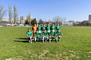 Левски 2007 гостува на Локомотив (Мездра) в 19-ия кръг Левски 2007 ще играе срещу Локомотив (Мездра) в среща от 19-ия кръг на Северозападната Трета лига. Двубоят е в събота, 2 май, от 18:00 часа. След убедителната победа с 6:0 над Ювентус (Малчика) "зелено-белите" се изправят срещу тим, заемащ второто място в класирането и водещ по реализирани попадения в шампионата — Локо (Мездра) има 51 гола в 18 мача. От личния лагер на Левски идва и отрицателна новина: Любомир Борисов ще отсъства заради натрупани жълти картони и наказание. „Съперникът ни е добър, но това е шанс играчите ни да докажат, че могат да играят срещу по-стойностен отбор. Нека да покажат какво са научили и какво са тренирали“, каза президентът и старши треньор на тима Дочко Дочев. В първия мач между двата отбора за сезона Левски загуби у дома с 0:3, а през миналия сезон спечели точка при гостуването си в Мездра.