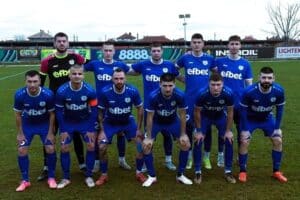 Левски (Карлово) гостува на Асеновец в 33-и кръг на Югоизточната Трета лига Левски (Карлово) ще играе срещу последния в класирането Асеновец (Асеновград) в двубой от 33-ия кръг на Югоизточната Трета лига. Срещата е в събота, 2 май, от 18:00 часа на стадион „Шипка“ в Асеновград. След два поредни успеха, в които тимът отбеляза общо 8 гола, „сините“ търсят продължение на възходящата серия и нови три точки в борбата за третото място в класирането. Левски заема четвърта позиция с 55 точки — същия актив като третия Ямбол и с по две точки пред Марица (Милево) и Нефтохимик (Бургас). Тимът обаче ще бъде без наказания за натрупани картони Сами Мехмедов. По-рано през сезона карловци спечелиха с 4:1 срещу Асеновец на свой терен, но отборът не е побеждавал в Асеновград от известно време. В момента съперникът е в много слаба форма, което прави предстоящия мач подходяща възможност за нов успех.