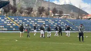 Септември (Симитли) посреща лидера Рилски спортист в ХХХ кръг на Югозападната Трета лига Септември (Симитли) приема лидера Рилски спортист (Самоков) в ключов мач от ХХХ кръг на Югозападната Трета лига. Двубоят е в събота, 2 май, от 18:00 часа на „Арена Симитли“. Септемврийци са единственият тим, който вече може да запише дубъл срещу най-сериозния кандидат за първото място — през есента „белите“ победиха с 3:1 в Самоков. Тази победа остава уникална, тъй като никой друг тим не е успял да спечели като гост на Рилски спортист. При равенство или успех Септември ще попречи на „скиорите“ да подсигурят първото място още в този кръг. От щаба на домакините съобщават за положителни новини относно състава: Слави Косов и Красимир Великов провеждат пълноценни тренировки от началото на седмицата и се очаква да бъдат на разположение. Изтече и наказанието на юношата Валери Илиев, който пропусна три поредни мача. Вратарят Владислав Николов е на линия — той бе в групата и в предходния мач и вече 10 поредни дни тренира без проблеми. Лошите новини за отбора са свързани с контузии: Антонио Бачев е с травма и ще се присъедини към дълготрайно контузения Симеон Димитров.