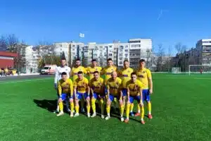 Волов-Шумен 2007 посреща Олимпик (Варна) в събота Волов-Шумен 2007 ще играе срещу Олимпик (Варна) в мач от 29-ия кръг на Североизточната Трета лига. Двубоят е в събота, 2 май, от 17:00 часа на стадион „Цоньо Василев“. „Жълто-сините“ са в отлична серия — тимът записа шеста поредна победа, след като надделя над Доростол Силистра с 1:0 като гост в последния кръг. На домашния стадион отборът не познава поражение вече 11 мача, в които има 9 победи. Добрата новина за треньора е завръщането на Радослав Ковачев след наказание за натрупани жълти картони. „Надяваме се, че ще постигнем още един успех. Всичко в тима е нормално, тренира добре. Предимството е, че тренировките не прекъсват въпреки лошото време, тъй като изкуственият терен позволява това“, каза президентът на шуменци Иван Станчев преди срещата с Олимпик. По-рано през сезона Волов-Шумен 2007 победи дебютанта в групата с 2:1 в морската ни столица.