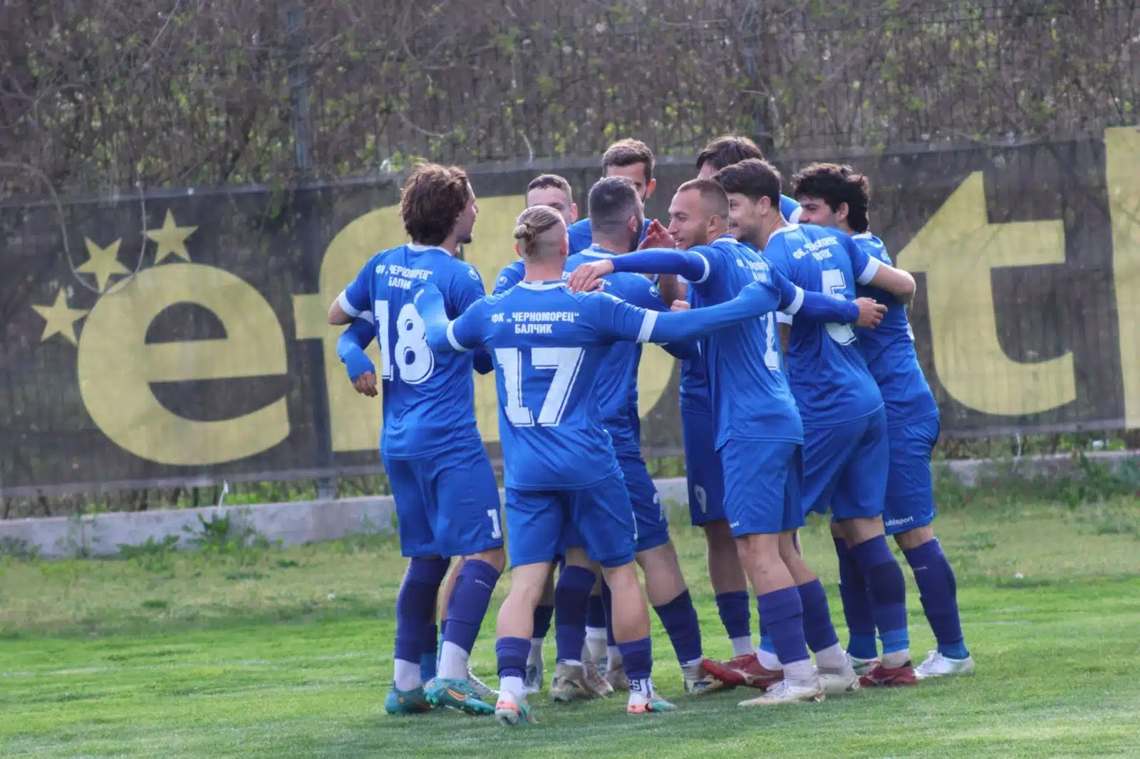 Черноморец (Балчик) разгроми Черно море II с 4:0 и запази лидерството Черноморец (Балчик) продължава серията си победи в Североизточната Трета лига. В среща от 29-ия кръг тимът надви като гост Черно море II (Варна) с категоричното 4:0. Още в 9-ата минута гостите пропуснаха добра възможност, когато след изпълнение на ъглов удар топката стигна до Николай Димитров, но ударът му бе блокиран от негов съотборник. Логичното все пак се случи около половин час игра — Мартин Янакиев изведе „чайките“ напред от дузпа, отсъдена за нарушение срещу самия него. Четири минути по-късно Янакиев удвои с впечатляващ шут от границата на наказателното поле, оставяйки противниковия вратар без шанс. Второто полувреме започна отлично за Черноморец и след само пет минути Кристо Яначков прехвърли стража на домакините с удар с глава за 3:0. В 53-ата минута Янакиев преодоля двама съперници и подаде към Никола Владев, който с прецизен удар вкара четвъртия гол за „балчиклии“. До края на двубоя „чайките“ имаха още възможности за голове, но не ги реализираха. Това е шеста поредна победа за Черноморец (Балчик), който остава на първата позиция в класирането. В следващия кръг тимът от Балчик ще приеме другия дублиращ отбор на морската ни столица – Спартак (Варна).