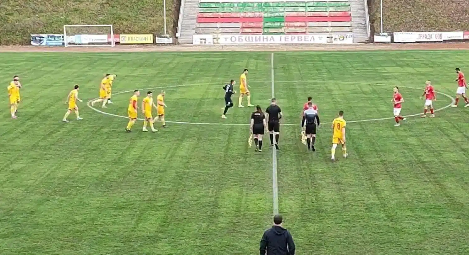 ФК Рилци (Добрич) загуби с 0:5 от шампиона Септември (Тервел) в 29-ия кръг ФК Рилци (Добрич) претърпя тежко поражение с 0:5 при гостуването си на шампиона Септември (Тервел) в среща от 29-ия кръг на Североизточната Трета лига. Добричлии имаха шанс да открият резултата още в 10-ата минута, когато Диан Минчев бе изведен сам срещу вратаря, напредна и стреля, но не уцели очертанията на вратата. Отборът изглеждаше стабилен до 27-ата минута, когато Петър Георгиев реализира от дузпа, отсъдена за игра с ръка на Даниел Николаев. В 30-ата минута Стилян Спасов удвои, а малко преди почивката Николай Иванов направи резултата 3:0 в полза на домакините. След подновяването на играта почти веднага Стилян Спасов отбеляза втория си гол за мача, а в 65-ата минута Петър Георгиев оформи крайното 5:0. В следващия кръг ФК Рилци се прибира у дома, където ще приеме Светкавица 2014 (Търговище). Преди това обаче тимът има отложен мач през седмицата — на Гергьовден добричлии ще играят срещу Черно море II (Варна) на стадиона в морската ни столица.