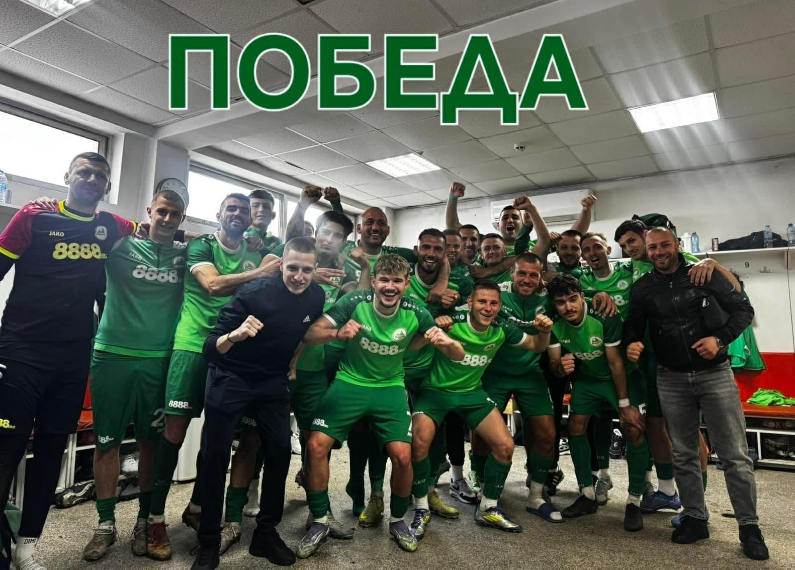 Пирин (Гоце Делчев) обърна Пирин (Разлог) и спечели с 4:2 Пирин (Гоце Делчев) победи с 4:2 Пирин (Разлог) в мач от 30-ия кръг на Югозападната Трета лига. Това е втора поредна победа за тима в рамките на няколко дни, след като през седмицата беше спечелена и отложената среща с дубъла на Левски (София) с 1:0. Двубоят започна равностойно, но в началото домакините сякаш предоставиха инициативата на гостите от Разлог, които стигнаха до аванс от 2:0. В края на първото полувреме капитанът Илия Карапетров върна едно попадение и на почивката резултатът беше 1:2. След почивката Пирин (Гоце Делчев) пое инициативата и осъществи пълен обрат. Павел Головодов бързо възстанови равенството за 2:2, а след това влезлите като смени Виктор Шишков и Георги Търтов доведоха резултата до крайното 4:2.