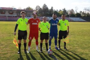 ФК Ямбол завърши 2:2 като гост на Хасково ФК Ямбол завърши 2:2 при визитата си на Хасково в мач от 33-ия кръг на Югоизточната Трета лига. Срещата бе ръководена от Габриела Найденова (Стара Загора). Двубоят бе шестият пореден за Ямбол без загуба, но тимът временно отстъпи 3-ото място на Левски (Карлово), който има мач повече. Домакините поведоха в ранните минути след гол на Костадин Пеев, а Янаки Панайотов изравни за 1:1. В 27-ата минута Тейнур Марем реализира дузпа за Хасково и с този резултат приключи първата част. През второто полувреме Ямбол създаде доста положения, но успя да изравни едва в последните минути — капитанът Иван Тошев реализира дузпа, отсъдена от съдията Габриела Найденова. В следващия кръг, на 9 май, ФК Ямбол е домакин на временния лидер ОФК Несебър.