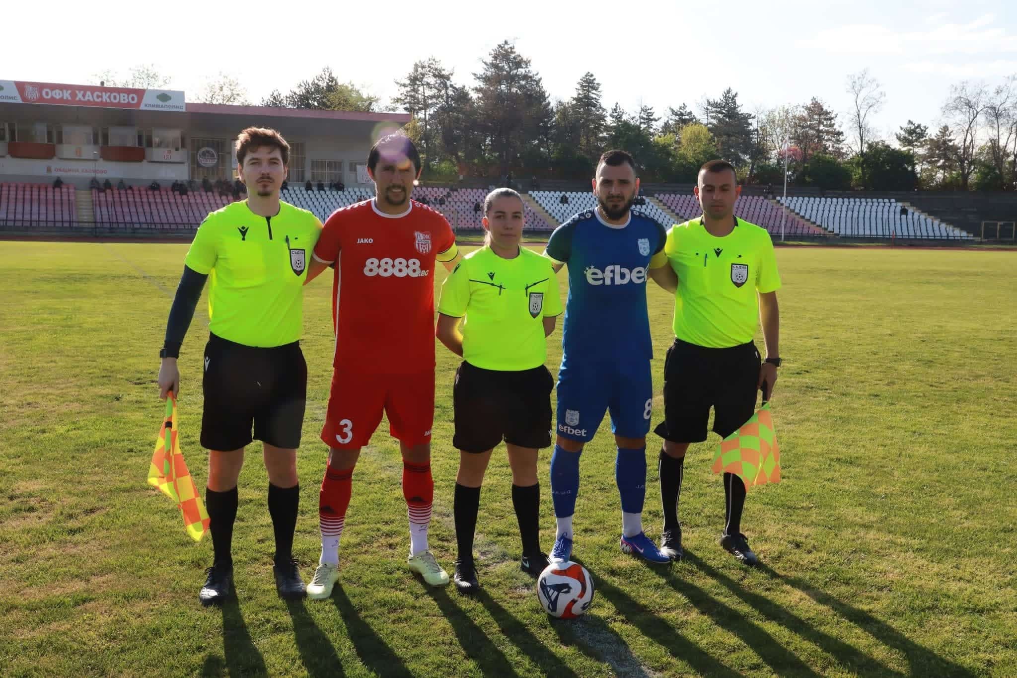 ФК Ямбол завърши 2:2 като гост на Хасково ФК Ямбол завърши 2:2 при визитата си на Хасково в мач от 33-ия кръг на Югоизточната Трета лига. Срещата бе ръководена от Габриела Найденова (Стара Загора). Двубоят бе шестият пореден за Ямбол без загуба, но тимът временно отстъпи 3-ото място на Левски (Карлово), който има мач повече. Домакините поведоха в ранните минути след гол на Костадин Пеев, а Янаки Панайотов изравни за 1:1. В 27-ата минута Тейнур Марем реализира дузпа за Хасково и с този резултат приключи първата част. През второто полувреме Ямбол създаде доста положения, но успя да изравни едва в последните минути — капитанът Иван Тошев реализира дузпа, отсъдена от съдията Габриела Найденова. В следващия кръг, на 9 май, ФК Ямбол е домакин на временния лидер ОФК Несебър.
