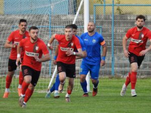 Марица (Пловдив) – Атлетик (Куклен) 2:0 Атлетик (Куклен) загуби гостуването си на Марица (Пловдив) с 0:2 в мач от 33-ия кръг на Югоизточната Трета лига. До последните десетина минути двубоят вървеше при нулево равенство, като през първата част домакините създадоха няколко опасности. За Атлетик Реджеп Халил намери мрежата в 39-ата минута, но попадението бе отменено заради засада. В последната минута на първото полувреме Михаил Митев от Марица засече центриране в гредата. През втората част Марица доминираше, но защитата на гостите устояваше до самия край на срещата. В 80-ата минута Николай Хаджиев откри резултата за 1:0. Веднага след това Атлетик отново намери мрежата, но и този гол бе анулиран заради засада, маркирана от страничния рефер. В 90-ата минута Хасан Байрям изведе Веселин Марчев сам срещу вратаря Паскулов. Капитанът на Марица финтира стража и оформи крайното 2:0.