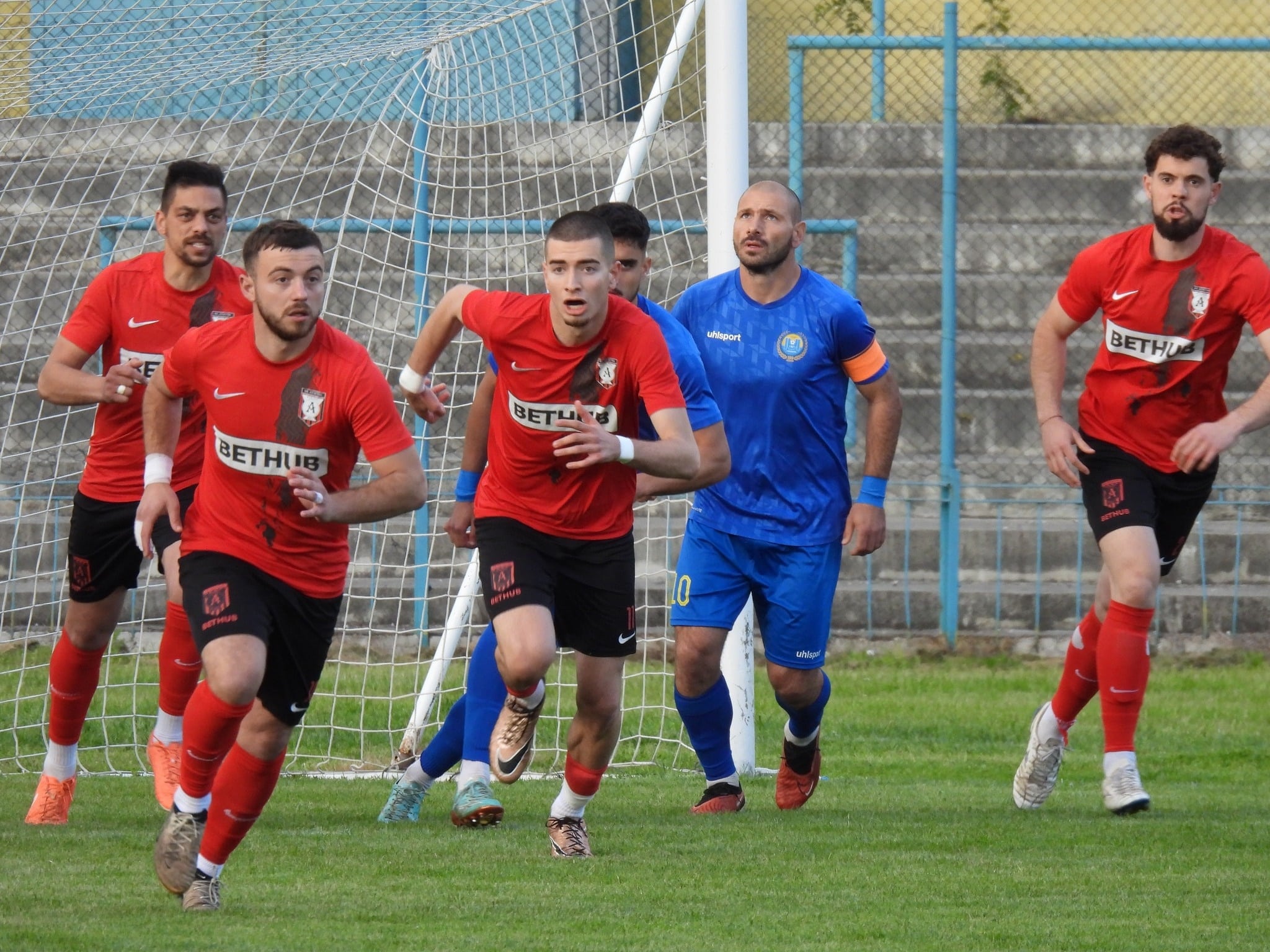 Марица (Пловдив) – Атлетик (Куклен) 2:0 Атлетик (Куклен) загуби гостуването си на Марица (Пловдив) с 0:2 в мач от 33-ия кръг на Югоизточната Трета лига. До последните десетина минути двубоят вървеше при нулево равенство, като през първата част домакините създадоха няколко опасности. За Атлетик Реджеп Халил намери мрежата в 39-ата минута, но попадението бе отменено заради засада. В последната минута на първото полувреме Михаил Митев от Марица засече центриране в гредата. През втората част Марица доминираше, но защитата на гостите устояваше до самия край на срещата. В 80-ата минута Николай Хаджиев откри резултата за 1:0. Веднага след това Атлетик отново намери мрежата, но и този гол бе анулиран заради засада, маркирана от страничния рефер. В 90-ата минута Хасан Байрям изведе Веселин Марчев сам срещу вратаря Паскулов. Капитанът на Марица финтира стража и оформи крайното 2:0.