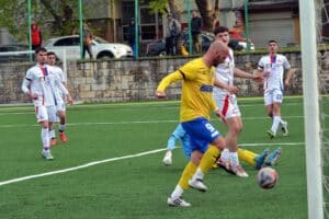 Волов-Шумен 2007 победи Олимпик (Варна) с 2:0 и записа седма поредна победа Волов-Шумен 2007 надви Олимпик (Варна) с 2:0 в домакински мач от 29-ия кръг на Североизточната Трета лига. „Жълто-сините“ играха спокойно и стигнаха до седми пореден успех, с който се укрепиха на четвъртото място в класирането. Първото попадение падна в 38-ата минута — Румен Николов откри резултата, засичайки с глава центриране отляво на Златин Боянов. До почивката резултатът остана непроменен. През втората част след няколко добри атакуващи изяви шуменци затвориха срещата. Димитър Игнатовски се измъкна от няколко съперници и подаде към Румен Николов, който от вратарското поле довкара топката в празната врата за 2:0. В следващия кръг Волов-Шумен 2007 ще получи служебна победа над Светкавица Търговище и поне ще запази аванса си от 3 точки пред Черноломец (Попово) преди директната среща между двата тима. Този мач е насрочен за 13 май, сряда, от 17:00 часа в Шумен. снимка: ШУМ.БГ