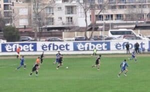 ФК Созопол загуби с 2:3 от Димитровград в 33-ия кръг на Югоизточната Трета лига Созопол записа поражение с 2:3 при визитата си на Димитровград в среща от 33-ия кръг на Югоизточната Трета лига. Така тимът прекъсна добрия си ход след две поредни победи. Старши треньорът Петър Кюмюрджиев отново бе с големи кадрови проблеми и в протокола имаше само един резервен вратар и трима полеви състезатели на пейката. Двама от тях са юношите Иван Попов (2008) и Димитър Николов (2007), а третата резерва бе Глен Хабимана. Домакините откриха чрез Момчил Кирков, а Даниел Иванов изравни малко преди почивката. Велизар Пеев отново даде аванс на Димитровград, но Борислав Трендафилов възстанови равенството в 80-ата минута. В края на мача Пеев реализира втори гол и донесе успеха на домакините. Следващият двубой на ФК Созопол е на 9 май — домакинство срещу Нефтохимик.