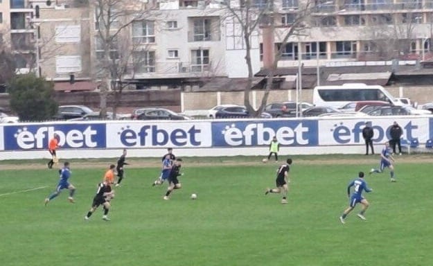 ФК Созопол загуби с 2:3 от Димитровград в 33-ия кръг на Югоизточната Трета лига Созопол записа поражение с 2:3 при визитата си на Димитровград в среща от 33-ия кръг на Югоизточната Трета лига. Така тимът прекъсна добрия си ход след две поредни победи. Старши треньорът Петър Кюмюрджиев отново бе с големи кадрови проблеми и в протокола имаше само един резервен вратар и трима полеви състезатели на пейката. Двама от тях са юношите Иван Попов (2008) и Димитър Николов (2007), а третата резерва бе Глен Хабимана. Домакините откриха чрез Момчил Кирков, а Даниел Иванов изравни малко преди почивката. Велизар Пеев отново даде аванс на Димитровград, но Борислав Трендафилов възстанови равенството в 80-ата минута. В края на мача Пеев реализира втори гол и донесе успеха на домакините. Следващият двубой на ФК Созопол е на 9 май — домакинство срещу Нефтохимик.