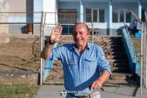 Левски 2007 загуби с 0:2 от Локомотив (Мездра), Дочев оцени представянето Президентът и старши треньор на Левски 2007 Дочко Дочев коментира вчерашния мач срещу Локомотив (Мездра). Тимът отстъпи с 0:2, но според наставника играта е била силна, особено след почивката. „Играхме доста прилично. Доволен съм като цяло. През първото полувреме направихме една верижна грешка в защитата и допуснахме гола. През втората се окопитихме и инициативата беше наша за известно време, дори имахме няколко положения да изравним резултата. При най-доброто от тях Ивайло Петров се извъртя добре и стреля от точката на дузпата, но техният вратар спаси. После имаше и две положения на Асен Русинов, който игра много силно. След това вкараха втория си гол, при който бях точно на линията и за мен беше един метър засада, но и нашият вратар трябваше да излезе. Локомотив имаше един шанс чрез Сергей Георгиев през първото полувреме, което ни мобилизираха да заиграем по-добре и смятам, че стана отлично второ полувреме“, беше коментарът на Дочев за сблъсъка. Отборът излезе само с 12 футболисти. Освен наказания Любомир Борисов липсваха още Атанас Петров и Лъчезар Ковачев. На скамейката беше единствено резервният страж Димитър Височков, който в последните пет минути остана в игра като полеви играч.