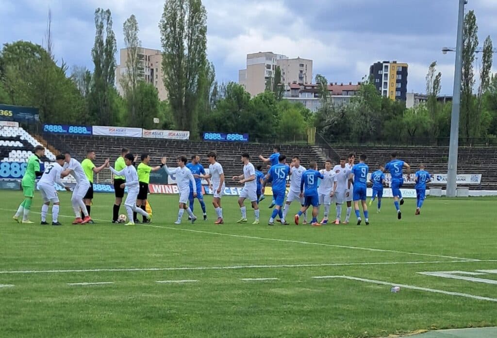 ОФК Костинброд загуби при визитата си на Славия II в последния мач от ХХХ кръг на Югозападната Трета лига. Двубоят на стадион "Славия" в столицата завърши при резултат 0:2 в полза на "Белите". Славия II реализира по едно попадение в двете полувремена и потвърди статута си на най-силния дублиращ отбор сред четирите групи на третото ниво в страната. Костинбродци остават на шесто място с 43 точки — с една по-малко от петия в класирането Ботев (Ихтиман). В следващия кръг ОФК Костинброд ще бъде домакин на Сливнишки герой (Сливница), но срещата ще се проведе на неутрален терен заради втория от два мача лишаване от домакинство на Костинброд.