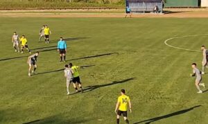 Загорец победи Марица (Милево) с 2:1 като домакин в Нова Загора в среща от 33-ия кръг на Югоизточната Трета лига. Двубоят беше оспорван и предложи редица голови положения и за двата отбора. Гостите от Милево откриха резултата, но допуснаха обрат, след като победният гол за Загорец падна в 93-ата минута. През първото полувреме Марица създаде няколко добри възможности и може да съжалява, че не поведе по-рано. Още в 9-ата минута Константин Петров намери непокрит съотборник на десния фланг, който влезе в наказателното поле и стреля по диагонала, но топката премина покрай десния страничен стълб. В 21-ата минута Марица (Милево) вкара, но голът беше отменен заради засада. След корнер последва разбъркване, при което топката първо срещна гредата, а при добавката Мартин Здравчев я вкара във вратата, но страничният рефер вдигна флага. Три минути по-късно при нов корнер имаше още едно пропуснато положение пред вратата на домакините. В 59-ата минута Марица (Милево) поведе. Влезлият като смяна Желязко Калинов направи двойно подаване с Константин Петров, беше изведен леко вляво в наказателното поле и с удар по диагонала прати топката във вратата на Загорец. В 67-ата минута Загорец изравни. След изпълнение на тъч отдясно топката достигна до Мариян Тонев, който се пребори с няколко играчи на Марица (Милево) и, въпреки загубата на равновесие, успя да прати топката във вратата за 1:1. Когато двубоят изглеждаше, че ще завърши с равенство, в 93-ата минута домакините стигнаха до победата. Емилиян Зотев намери вдясно Севдалин Юлиянов, вратарят на Марица Добрин Аврамов излезе да го пресрещне и двамата се сблъскаха. Топката обаче продължи към наказателното поле, където влезлият като смяна Мирослав Петков я достигна и с глава я довкара за крайното 2:1.