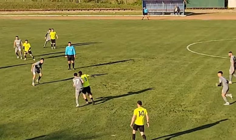 Загорец победи Марица (Милево) с 2:1 като домакин в Нова Загора в среща от 33-ия кръг на Югоизточната Трета лига. Двубоят беше оспорван и предложи редица голови положения и за двата отбора. Гостите от Милево откриха резултата, но допуснаха обрат, след като победният гол за Загорец падна в 93-ата минута. През първото полувреме Марица създаде няколко добри възможности и може да съжалява, че не поведе по-рано. Още в 9-ата минута Константин Петров намери непокрит съотборник на десния фланг, който влезе в наказателното поле и стреля по диагонала, но топката премина покрай десния страничен стълб. В 21-ата минута Марица (Милево) вкара, но голът беше отменен заради засада. След корнер последва разбъркване, при което топката първо срещна гредата, а при добавката Мартин Здравчев я вкара във вратата, но страничният рефер вдигна флага. Три минути по-късно при нов корнер имаше още едно пропуснато положение пред вратата на домакините. В 59-ата минута Марица (Милево) поведе. Влезлият като смяна Желязко Калинов направи двойно подаване с Константин Петров, беше изведен леко вляво в наказателното поле и с удар по диагонала прати топката във вратата на Загорец. В 67-ата минута Загорец изравни. След изпълнение на тъч отдясно топката достигна до Мариян Тонев, който се пребори с няколко играчи на Марица (Милево) и, въпреки загубата на равновесие, успя да прати топката във вратата за 1:1. Когато двубоят изглеждаше, че ще завърши с равенство, в 93-ата минута домакините стигнаха до победата. Емилиян Зотев намери вдясно Севдалин Юлиянов, вратарят на Марица Добрин Аврамов излезе да го пресрещне и двамата се сблъскаха. Топката обаче продължи към наказателното поле, където влезлият като смяна Мирослав Петков я достигна и с глава я довкара за крайното 2:1.