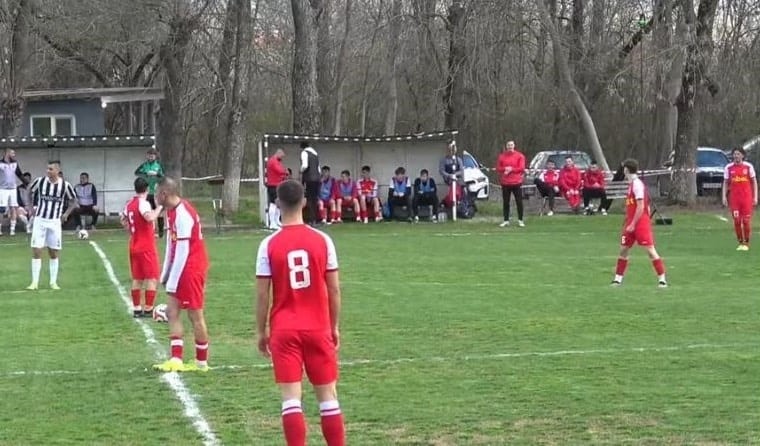 Ком (Берковица) гостува на Левски в 20-и кръг на Северозападната Трета лига Ком (Берковица) ще гостува на Левски (град Левски) в мач от предстоящия 20-и кръг на Северозападната Трета лига. Срещата е на 9 май от 17:00 часа в град Левски. Възпитаниците на старши треньора Венци Иванов преследват 7-ми пореден мач без загуба — в последните 6 двубоя тимът има 4 победи и 2 равенства. В последния си мач Ком победи ФК Троян с 4:1, докато Левски загуби гостуването си на Локомотив Мездра с 0:2. През есента Ком победи Левски (град Левски) с 2:1 като домакин.
