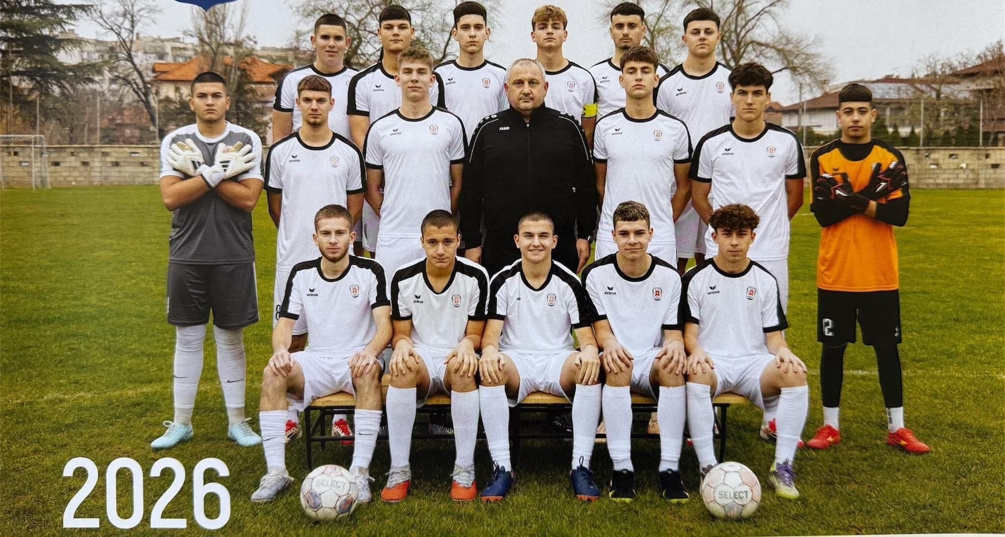 Доростол (Силистра) U19 завърши 1:1 в Добрич Юношите старша възраст на Доростол Силистра направиха реми 1:1 при гостуването си на Добруджа (Добрич) в среща от 19-ия кръг на Зонална група Варна U19. Единственото попадение за силистренци реализира Мартин Христов. Това е второ равенство между двата тима през пролетта. Между тези двубои Доростол U19 записа три победи — две срещу Олимпик (Варна) и една служебна над извадената от групата Светкавица Търговище. След 15 изиграни мача тимът има 9 победи, 4 равенства и само 2 загуби, което му носи актив от 31 точки. В следващия кръг Доростол U19 приема СФК Светкавица 2014 (Търговище). Отборът има и отложен мач срещу Дунав Русе от 16-ия кръг.
