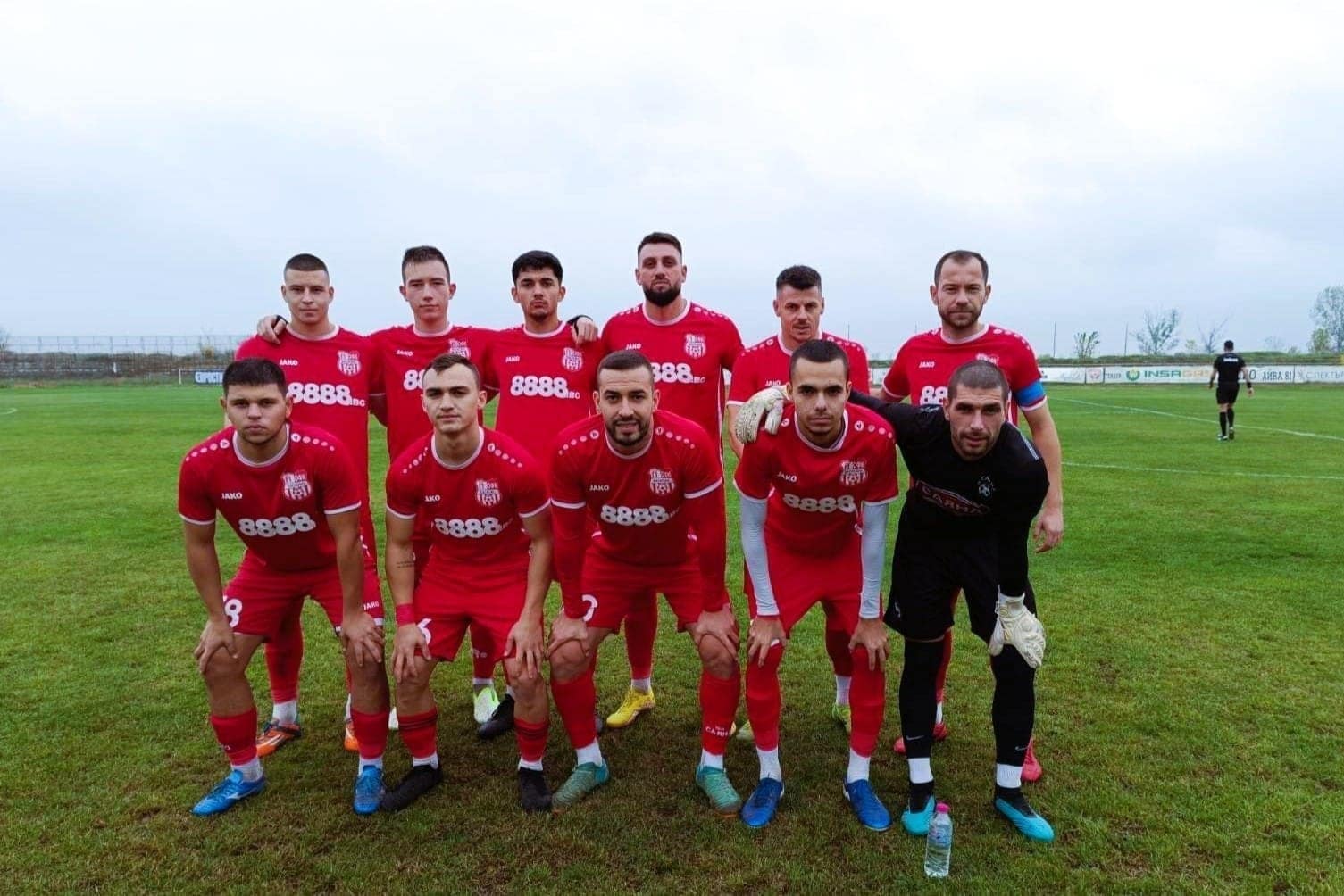 ОФК Хасково направи 1:1 в поройно Раковски ОФК Хасково завърши при резултат 1:1 в гостуването си на Секирово (Раковски) от 34-ия кръг на Югоизточната Трета лига. Гостите имат основания да съжаляват, че не спечелиха, след като двубоят бе белязан от извънредни атмосферни условия. Над стадион „Петър Парчевич“ се изсипа проливен дъжд, който направи почти невъзможно довършването на срещата. След 35-минутна пауза между двете полувремена обаче бе взето решение да се изиграе и втората част. Двата гола паднаха именно през втората част. „Секирите“ повеждаха с гол на Тони Лесов, който засече с глава центриране от статична ситуация в 60-ата минута. В 75-ата Берай Халибрям реализира за 1:1 след центриране от корнер. В междинния кръг на шампионата хасковлии приемат другия тим от град Раковски – СФК Раковски. Двубоят е в сряда, 13 май, от 18:00 часа.