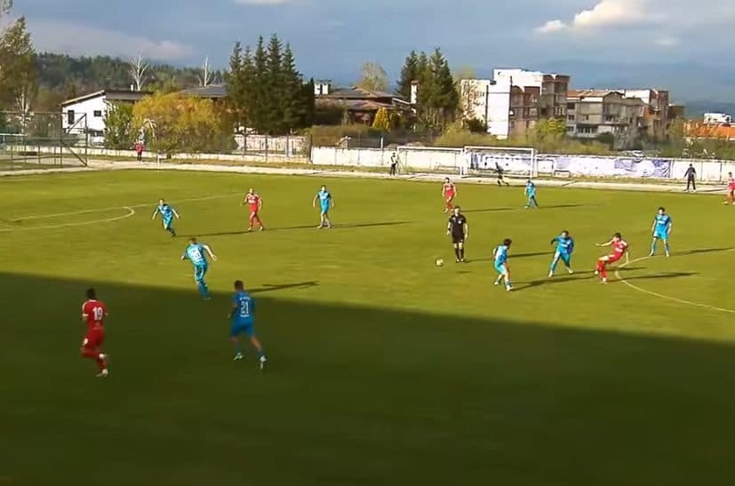 ФК Банско спечели с 1:0 като гост на Пирин (Разлог) в 31 кръг ФК Банско продължи великолепната си серия, след като по-рано днес победи с 1:0 като гост Пирин (Разлог) в мач от 31 кръг на Югозападната Трета лига. Това бе пета поредна победа за банскалии и общо седми пореден мач без поражение. За последно тимът загуби в края на месец март. Първото полувреме бе сравнително равностойно, като домакините оказаха сериозен отпор на гостите от Банско. През втората част обаче банскалии категорично надиграха противника и заслужено стигнаха до успеха. В 51-ата минута след атака отдясно и прострелно центриране в наказателното поле вратарят на домакините първоначално отрази удара на футболист на Банско, но топката се отклони в защитник на Пирин (Разлог) и влетя в мрежата. Преди гола гостите имаха и друга добра ситуация, при която Жоро Рошков отправи хубав удар от границата на наказателното поле, но вратарят Иван Димитров спаси. След попадението ФК Банско създаде още положения. При една от възможностите голмайсторът в последните няколко мача Георги Фикийн излезе сам срещу вратаря на разложани, но не успя да удвои преднината. Петър Кепов също се размина с гола — с майсторски прехвърлящ удар той удари горната греда на вратата на домакините. Пирин (Разлог) имаше последен шанс да изравни в 96-ата минута. Тогава вратарят Тъпигьозов се превърна в герой: първо плонжирал с крак и спасил удар на противник, след това при втория опит защитник на ФК Банско се намеси, а при третия шут футболист на Пирин (Разлог) бе спрян от вече падналия на земята Тъпигьозов.
