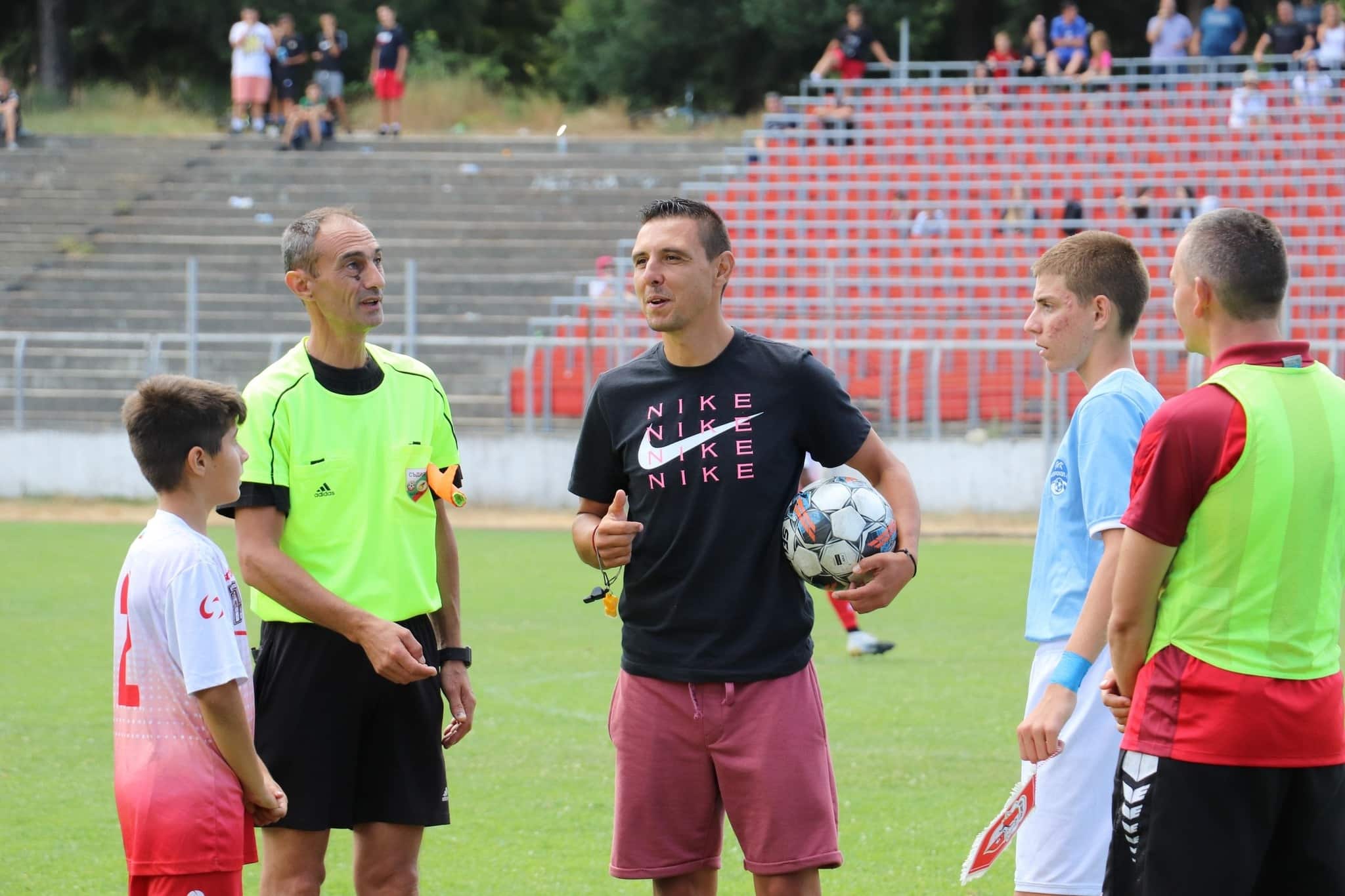 ФК Банско победи с 1:0 Пирин (Разлог) като гост в поредния кръг от Югозападната Трета лига. Това бе седми пореден мач без поражение за банскалии, които са на 3 точки от 6-ото място, заемано от Ботев (Ихтиман). „Заслужена победа. Смятам, че няма две мнения по въпроса, защото освен гола, наистина пропуснахме доста положения, ударихме и греда. Ако първото полувреме бе равностойно, през втората част наистина имахме тотален превес. Макар че е ясно – домакините можеха да стигнат до изравняване в края, но тогава пък блесна нашият вратар Атанас Тъпигьозов“, коментира помощник треньорът на Банско – Иван Топузов. „Седми пореден мач без загуба! В следващия кръг сме домакини на Германея (Сапарева баня). Нашата цел е в оставащите мачове до края на сезона да се изкачим, колкото се може повече в класирането“, добави екс футболистът. „Браво на всички млади момчета, които играят със сърце и душа за Банско. Може и с млади – ние го доказваме! Защото освен няколкото опитни футболисти, които имаме, всички други са млади момчета, които тепърва трупат опит“, каза още Топузов.