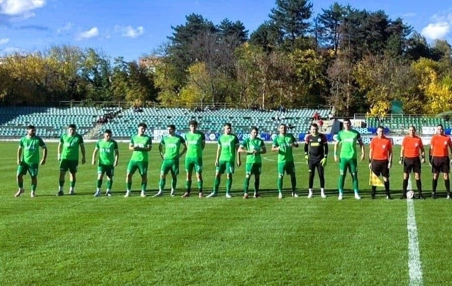 Пирин (Гоце Делчев) победи Германея (Сапарева баня) с 4:3 в среща от 31-ия кръг на Югозападната Трета лига. Това е втори пореден успех за тима под ръководството на старши треньора Радослав Джугданов, както и втори пореден мач, в който гостите реализират по четири гола — след 4:2 срещу Пирин (Разлог) в предишния кръг. Първото полувреме беше богато на събития и четири попадения. Гоцеделчевци поведоха чрез Илия Карапетров, но последва спад в представянето и Германея обърна резултата до 2:1. В края на полувремето Георги Търтов изравни за 2:2 и с този резултат двата тима се оттеглиха на почивка. В началото на втората част Алекс Дамянов отново даде преднина на гостите. В 75-ата минута влезлият като резерва Виктор Шишков оформи великолепно попадение със задна ножица, което направи резултата 4:2 в полза на Пирин. Домакините успяха да върнат един гол и намалиха на 3:4, но до края гостите запазиха контрол над двубоя и си тръгнаха с трите точки.