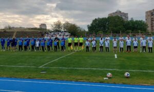 ФК Ямбол загуби у дома от ОФК Несебър с 1:3 ФК Ямбол загуби с 1:3 като домакин от ОФК Несебър в дербито от 34-ия кръг на Югоизточната Трета лига. Домакините откриха резултата, но гостите направиха пълен обрат и си тръгнаха с трите точки. Така Ямбол записа първа загуба след шест поредни мача без поражение и общо втора загуба от началото на пролетния дял под ръководството на старши треньора Николай Жечев. Първото полувреме бе много динамично и завърши 1:1, след като и двата тима създадоха много положения. В 35-ата минута ФК Ямбол поведе чрез Николай Йорджев, но само няколко минути по-късно Олександър Клименко изравни за Несебър. Второто полувреме предложи почти непрестанни атаки пред двете врати. В 67-ата минута Виктор Янев отправи диагонален удар от наказателното поле, който излезе в корнер след рикошет, а при последвалата ситуация защитата на гостите успя да се справи. В 69-ата минута вратарят на Несебър Шейтанов спаси удар на Станислав Вълчев, а при последвалия корнер Николай Янков засече с глава на предна греда, но топката премина сантиметри в аут — най-сериозният пропуск до момента. В 71-ата минута ОФК Несебър поведе — младият Максимилиан Симеонов реализира красив гол с удар извън наказателното поле. Минута по-късно вратарят на Ямбол спаси много опасен и силен удар на Никола Гелин в наказателното поле. Крайният резултат 3:1 фиксира Виктор Кунев.