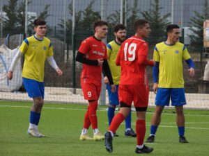 Марица (Милево) разгроми Асеновец (Асеновград) с 4:0 Марица (Милево) записа категорична победа с 4:0 над Асеновец (Асеновград) в среща от 34‑ия кръг на Югоизточната Трета лига. Хеттрик за домакините реализира Константин Петров, а един гол добави Ангел Здравчев. Така тимът на старши треньора Иван Кочев се върна на победния път след драматичното поражение в предишния кръг при визитата на Загорец в Нова Загора. Милево поведе убедително още в първото полувреме — Ангел Здравчев откри в 26-ата минута, а Константин Петров удвои в 32-рата и покачи на 3:0 в 37-ата минута. През втората част домакините контролираха събитията на терена, треньор Кочев направи допълнителни смени, а в заключителните минути Константин Петров оформи крайното 4:0.