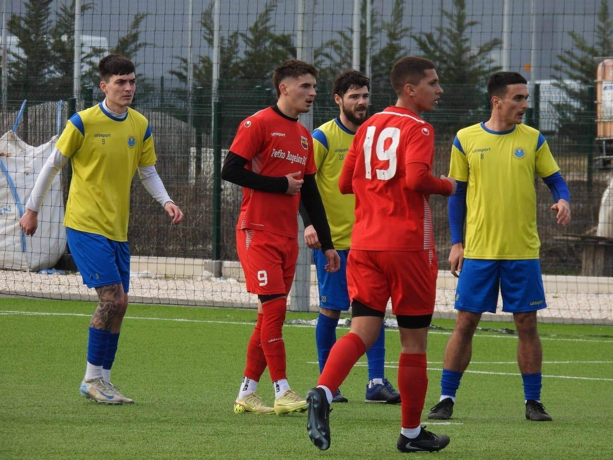 Марица (Милево) разгроми Асеновец (Асеновград) с 4:0 Марица (Милево) записа категорична победа с 4:0 над Асеновец (Асеновград) в среща от 34‑ия кръг на Югоизточната Трета лига. Хеттрик за домакините реализира Константин Петров, а един гол добави Ангел Здравчев. Така тимът на старши треньора Иван Кочев се върна на победния път след драматичното поражение в предишния кръг при визитата на Загорец в Нова Загора. Милево поведе убедително още в първото полувреме — Ангел Здравчев откри в 26-ата минута, а Константин Петров удвои в 32-рата и покачи на 3:0 в 37-ата минута. През втората част домакините контролираха събитията на терена, треньор Кочев направи допълнителни смени, а в заключителните минути Константин Петров оформи крайното 4:0.