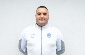 Помощник-треньорът на ФК Аксаково коментира загубата с 0:3 Помощник-треньорът на ФК Аксаково сподели впечатленията си от двубоя с Черноломец (Попово), който „сините“ загубиха с 0:3 като гост. „През второто полувреме стояхме една идея по-добре, но като цяло, не изиграхме добър мач. Допуснахме два гола през първото полувреме, които дойдоха от наши грешки и след това нямаше връщане назад“, каза Дяков след двубоя. Аксаково ще търси поправка в сряда, когато в междинния 31-ви кръг приеме Бенковски (Исперих).